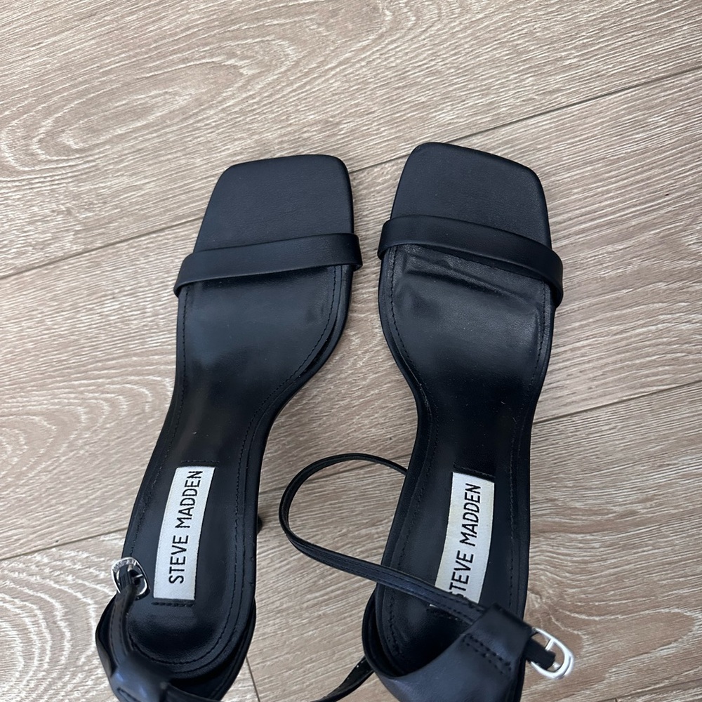 Steve Madden Sleek Black Sandals